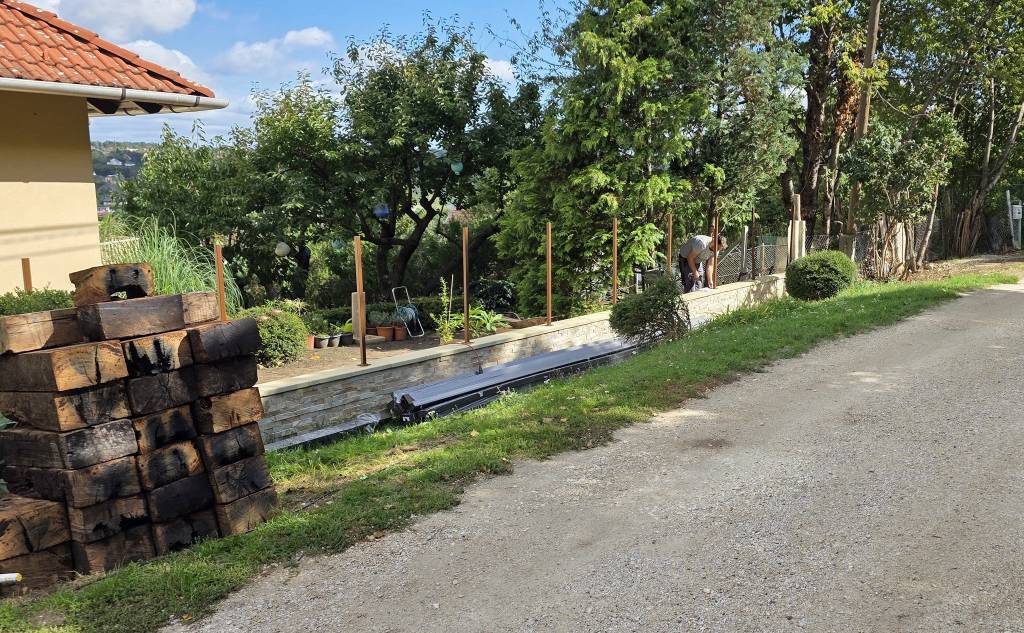 WPC oszloptartó vasak telepítés